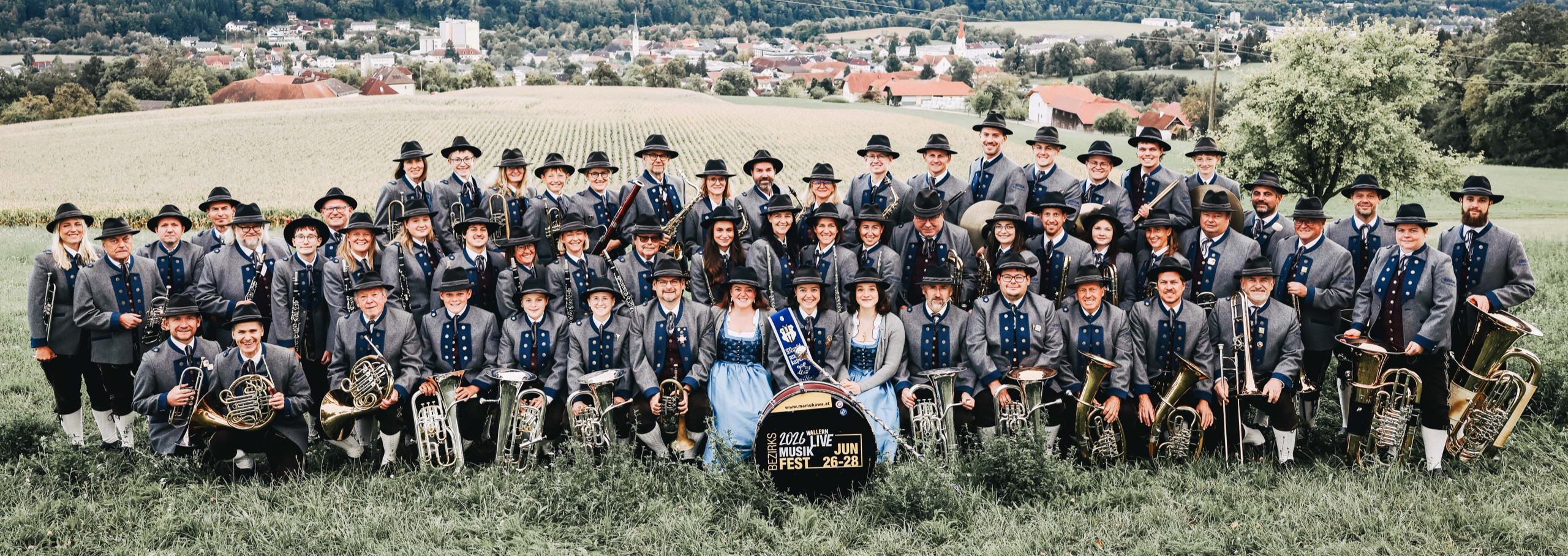 Markt Musik Kapelle Wallern Gesamtfoto vor dem Hintergrund von der Marktgemeinde Wallern.